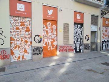 Pintadas en la sede de Compromís en València en la jornada de reflexión