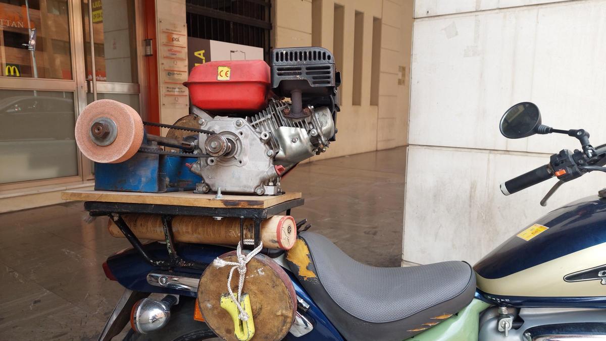 La moto de Dani con la piedra de afilar y la pulimentadora