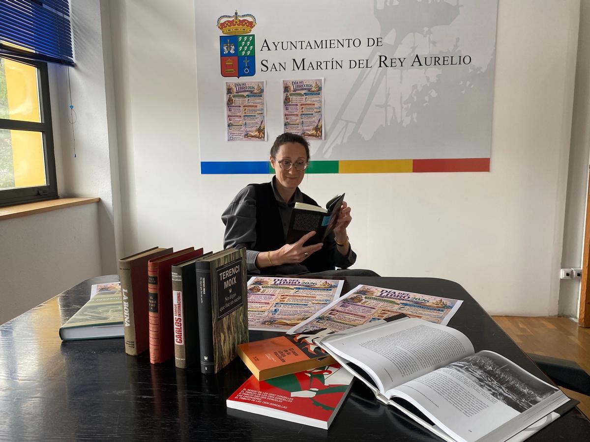 Cintia Ordóñez, presentando las actividades del Día del Libro.