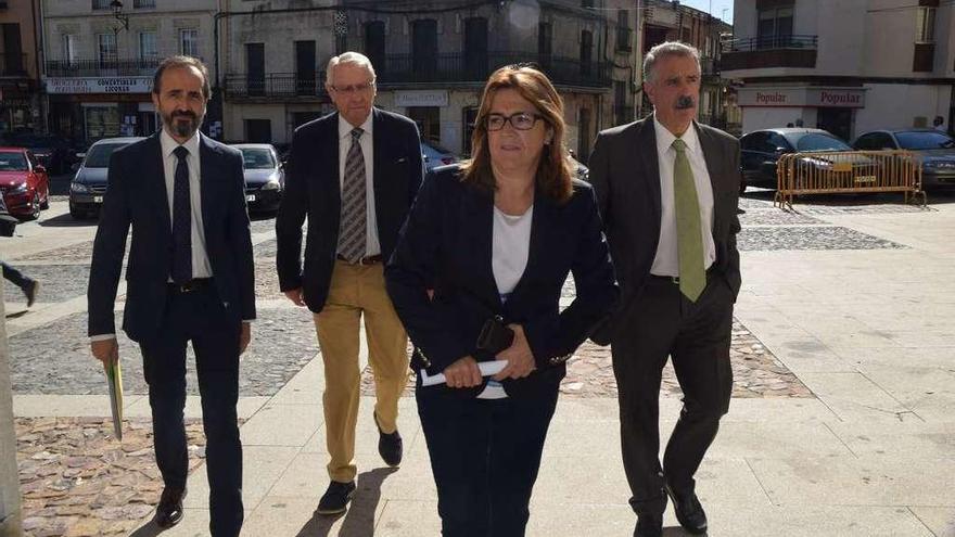 Mayte Martín Pozo junto a Prieto Calderón, Jesús María Lorenzo y José Luis Bermúdez ayer en Alcañices.