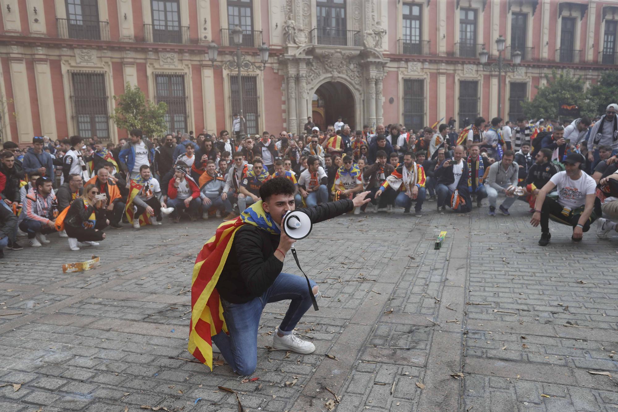 La afición del Valencia CF vibró y sufrió con sus ídolos en Valencia y en Sevilla