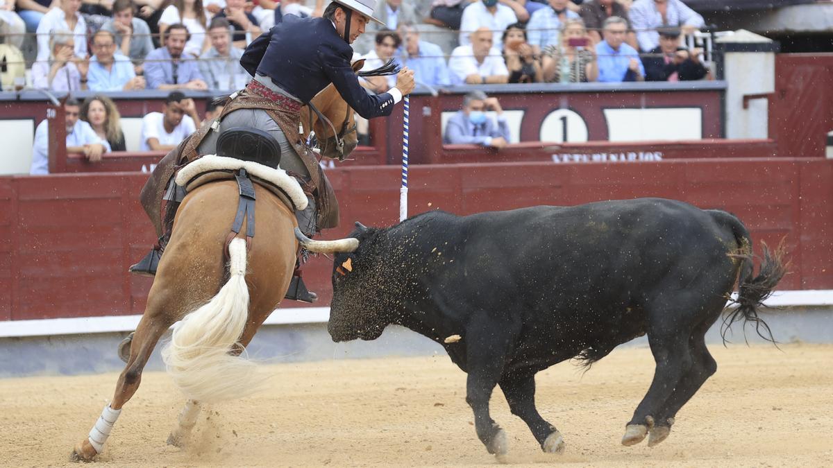 El rejoneador Sergio Galán, durante la corrida de rejones celebrada este sábado en Las Ventas de Madrid.