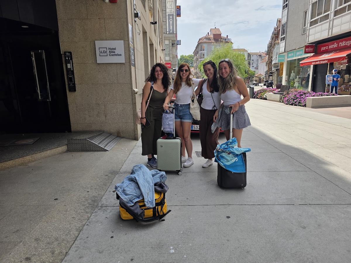 Jóvenes llegadas a Vilagarcía desde Madrid para acudir a la Festa do Albariño de Cambados.