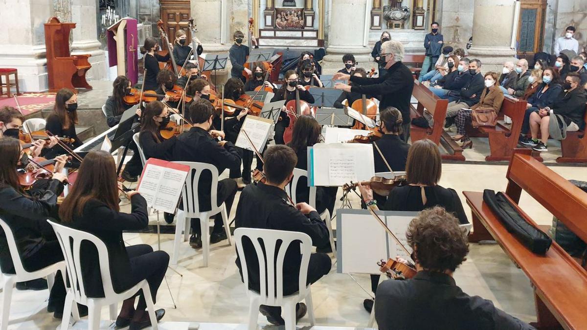 La Orquesta Infantil e Xuvenil pone la banda sonora. A salvo del bullicio de los puestos gastronómicos y artesanales, La Colegiata también tuvo ocasión de vivir la fiesta a través de la música. La Orquestra Infantil e Xuvenil de Vigo Kv2211 formada por 60 jóvenes intérpretes actuó en el templo bajo el título “Música para unha Reconquista”. El próximo será “A Forza dunha lingua” el sábado 14 de mayo en Bembrive y estará dedicado a Florencio Delgado Gurriarán por las Letras Galegas.