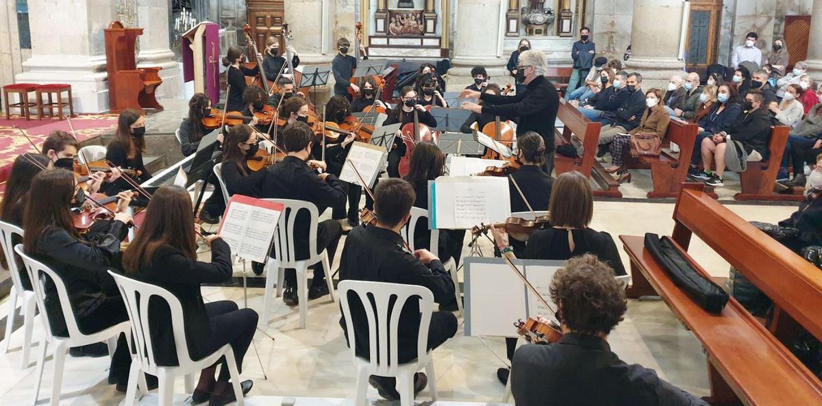 La Orquesta Infantil e Xuvenil pone la banda sonora. A salvo del bullicio de los puestos gastronómicos y artesanales, La Colegiata también tuvo ocasión de vivir la fiesta a través de la música. La Orquestra Infantil e Xuvenil de Vigo Kv2211 formada por 60 jóvenes intérpretes actuó en el templo bajo el título “Música para unha Reconquista”. El próximo será “A Forza dunha lingua” el sábado 14 de mayo en Bembrive y estará dedicado a Florencio Delgado Gurriarán por las Letras Galegas.