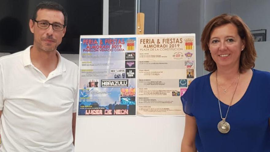 Imagen de la presentación del concejal de Fiestas y la alcaldesa de Almoradí, María Gómez