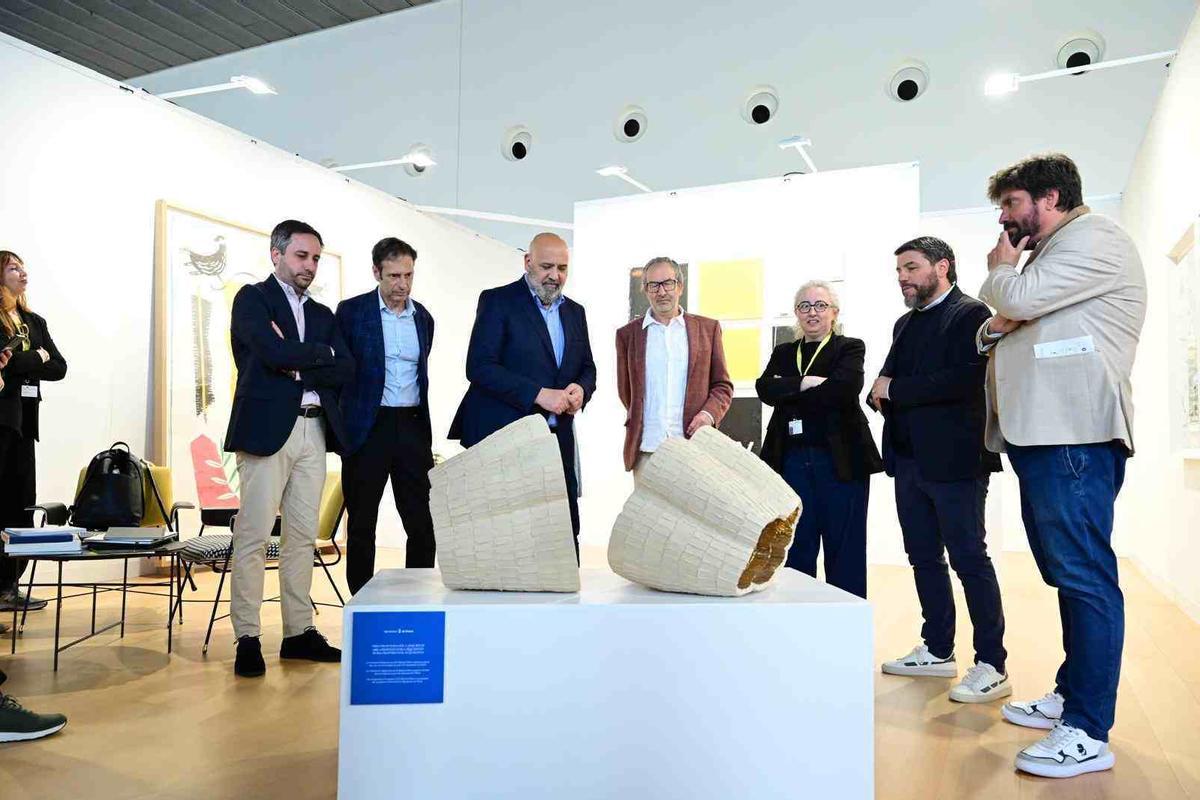 Bürgermeister Jaime Martínez und die Kulturpolitker der Insel am Stnd der Galerie 6A.