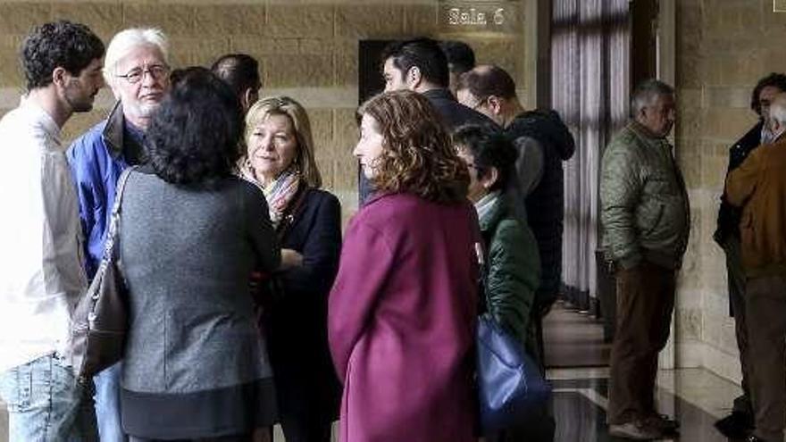 Varios amigos durante su visita a la sala del tanatorio de Gijón-Cabueñes.