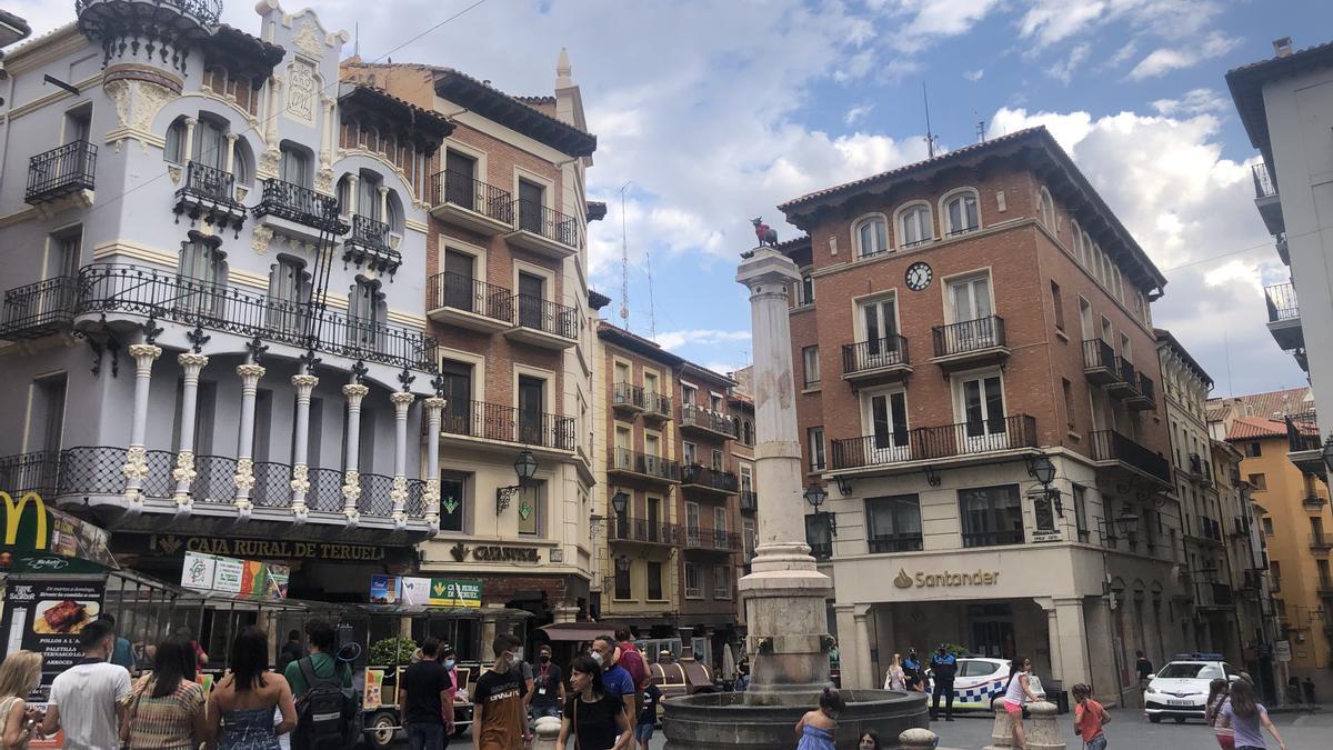 Varias personas en la plaza del Torico de Teruel.