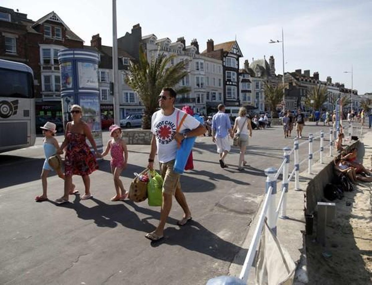 Turistes a Weymouth, Anglaterra, davant la costa francesa.