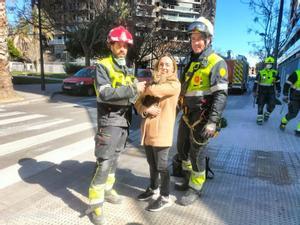 Vuelve con su dueña Coco, el gato rescatado del incendio de Valencia