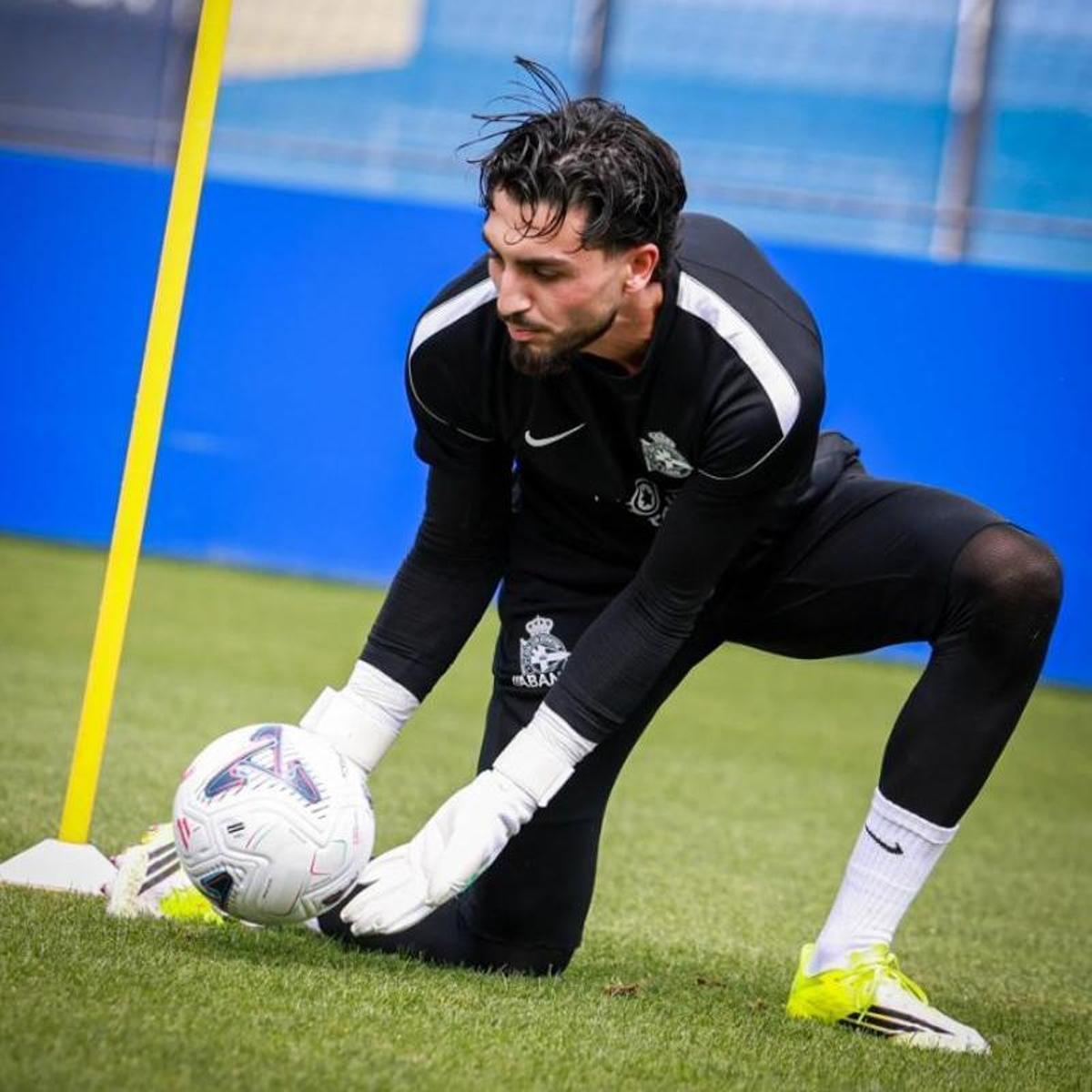 Leo Román atrapa un balón con el Deportivo de la Coruña
