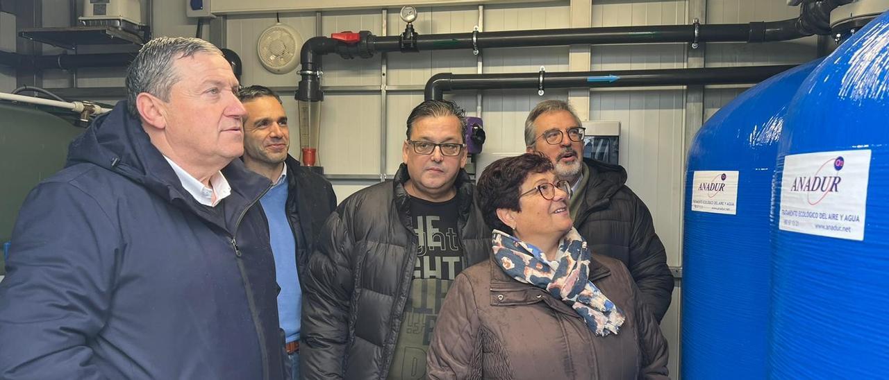 Javier Faúndez, el alcalde de Mahíde y otros representantes muncipales visitan la estación depuradora y debajo fuentes del municipio