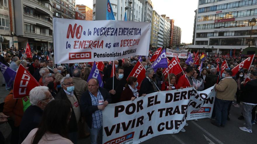 Centenares de personas salen a la calle en Avilés para urgir medidas frente a la crisis de precios