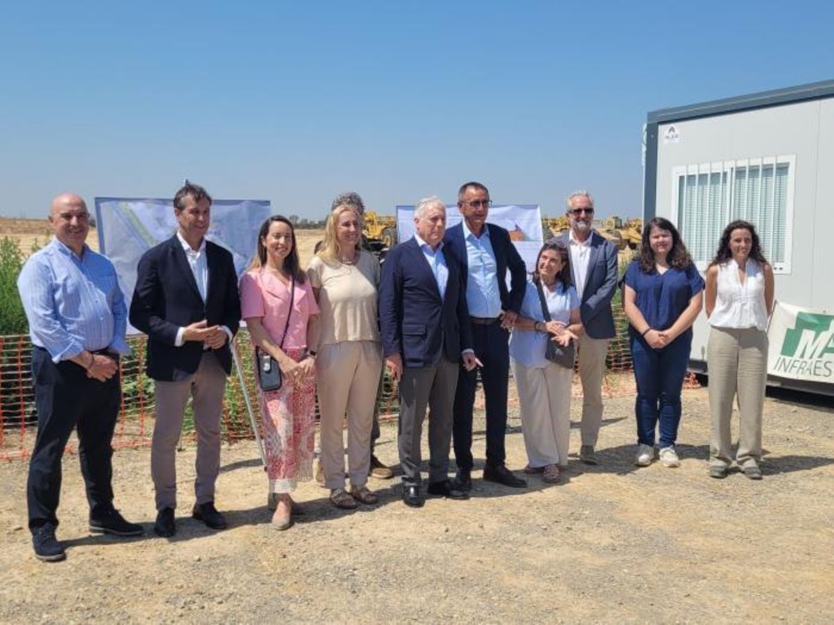 Foto de familia en la visita a las obras de la plataforma de Ponentia en Tamarite de Litera