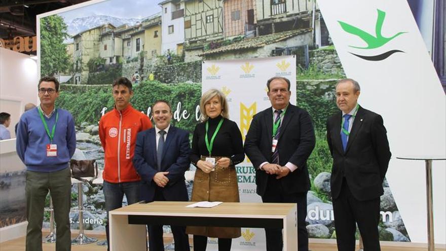 Caja Rural de Extremadura firma en Fitur un acuerdo de colaboración con Fextur