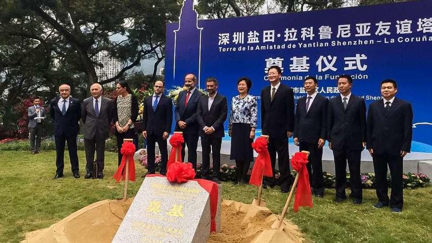 Una réplica de 24 metros de altura de la Torre de Hércules, en China