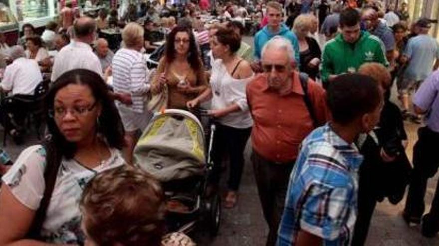 Turistas en una imagen tomada ayer en una de las calles más céntricas de Benidorm.