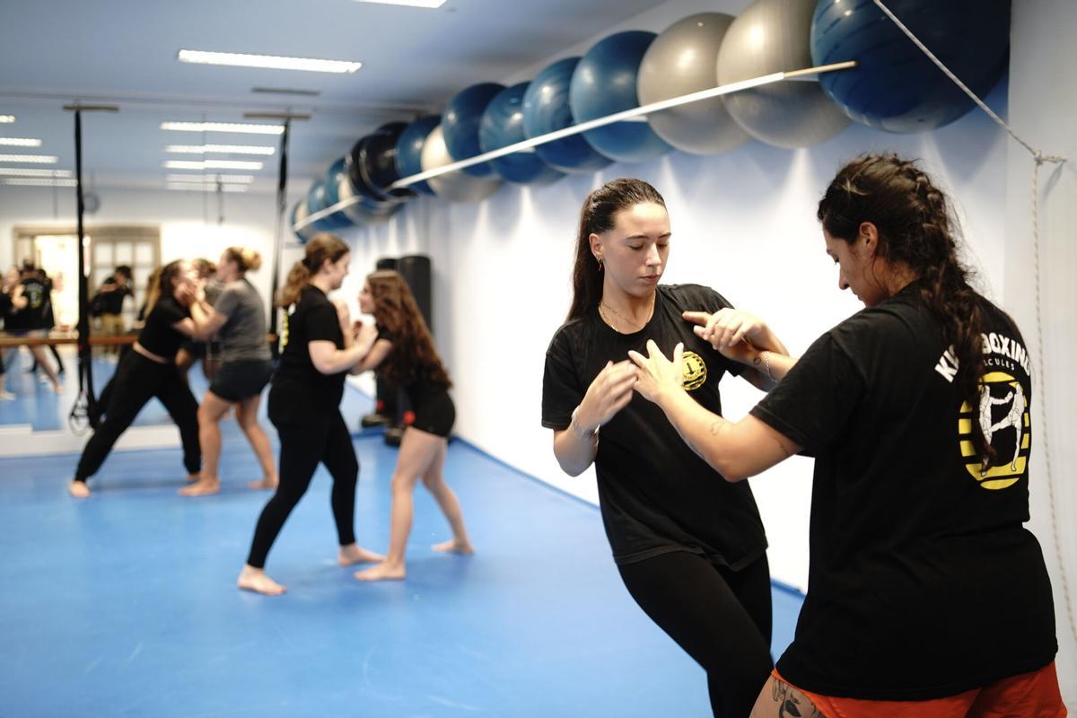 Alumnas de Enrique Santos en una clase de defensa personal en el Club Hércules.