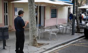 El mercado laboral pierde 137.500 empleos en mitad de la tercera ola. En la foto, un camarero observa la terraza de su restaurante, vacía, en un local de la rambla del Poblenou, en Barcelona. 