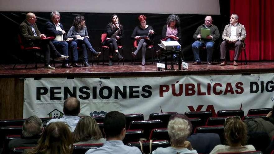 Por la izquierda, Jorge Luis Suárez (PSOE), José Ramón García Cañal (PP), Tania González (Cambia Avilés), Viveca Santa Catalina (moderadora), Carmen Pérez (Ciudadanos), Mariví Arnaiz (Ganemos), Carlos Martínez (Foro) y Alfonso Araujo (UCIN).