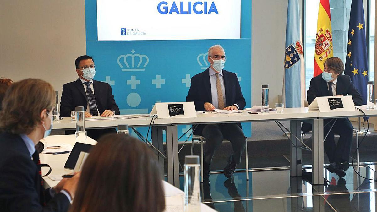 Conde, centro, y José González, a su derecha, en la reunión de la comisión “Next Generation”. |   // X. ÁLVAREZ