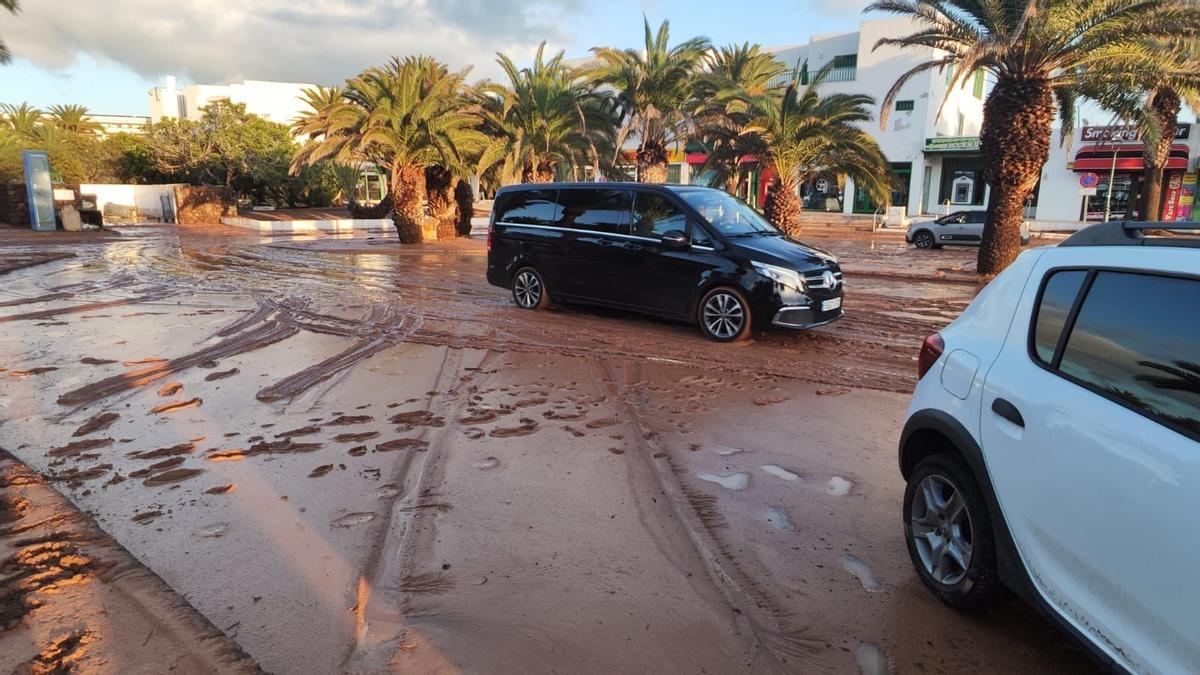 Lanzarote limpia sus calles tras las inundaciones, que dejan 222 incidencias