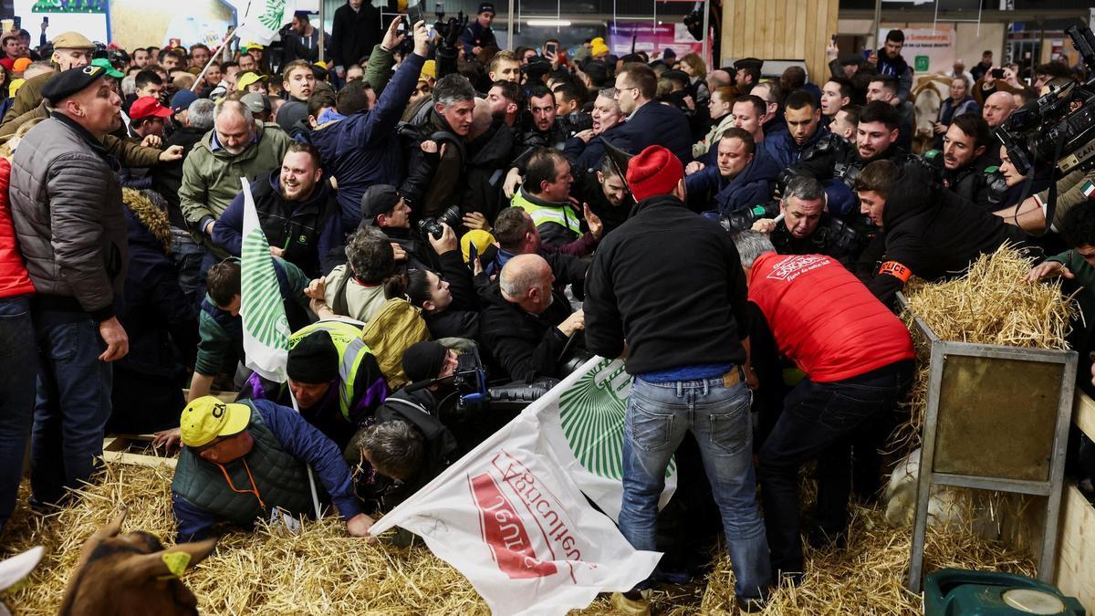 Macron's agricultural demonstrators |  Agricultural protest storms the agricultural hall during Macron's visit