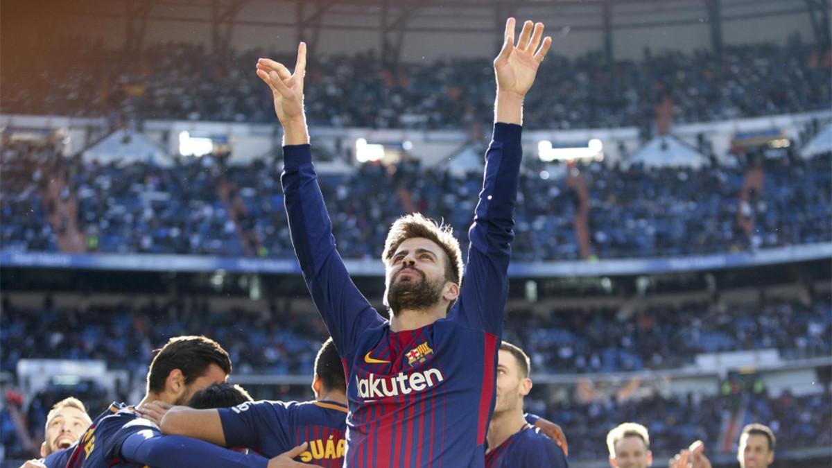 Gerard Piqué, defensa del Barça, celebra con sus compañeros el triunfo en el clásico del Bernabéu frente al Real Madrid en la Liga 2017/18