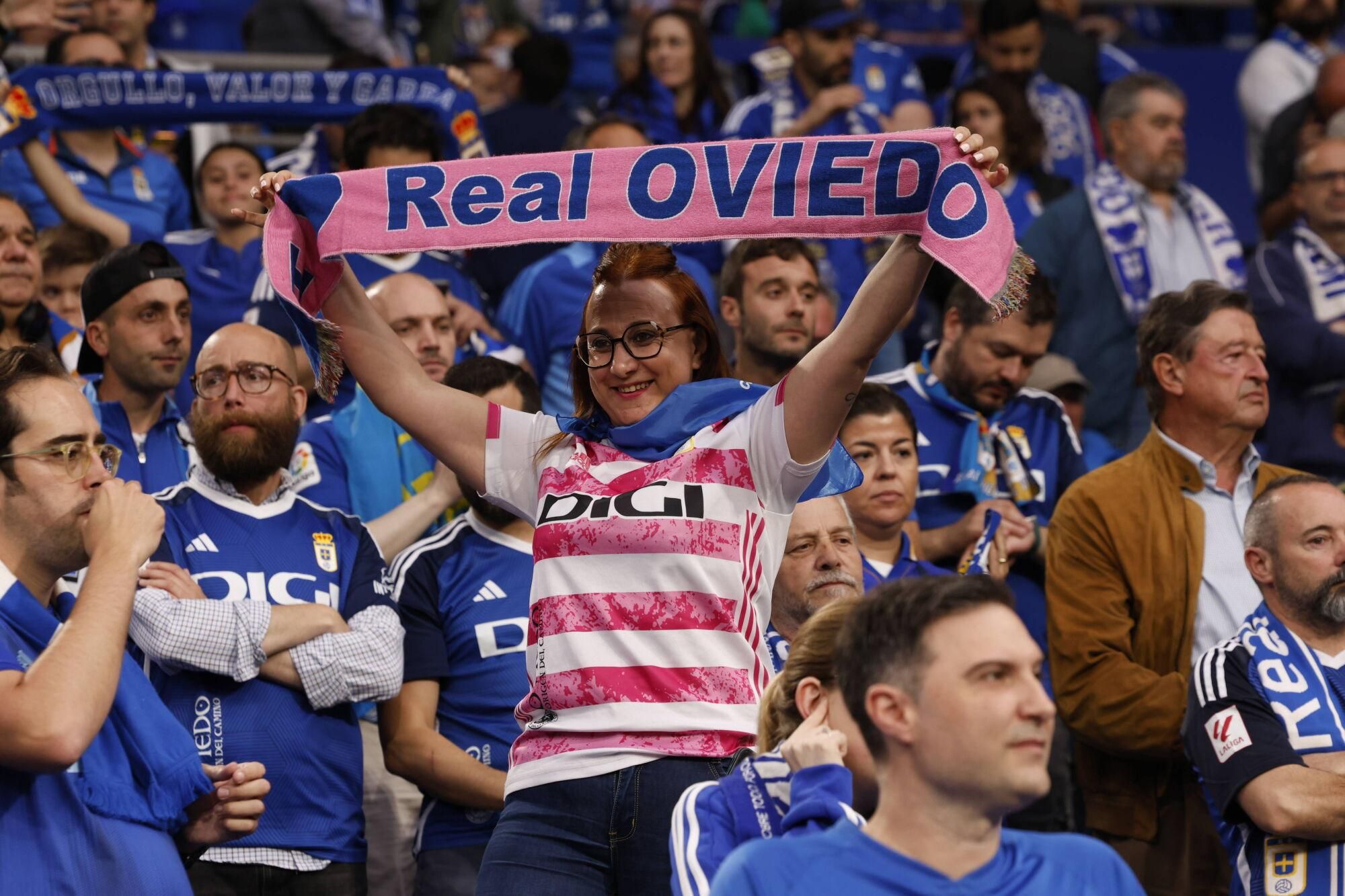 EN IMÁGENES: Ambientazo en la vuelta del play off entre Oviedo y Almería en el Carlos Tartiere