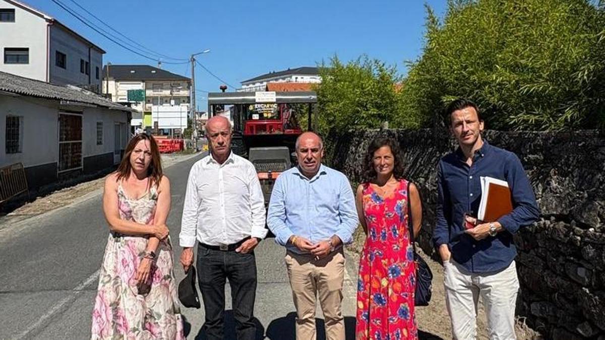 Autoridades y técnicos en la zona de obras.