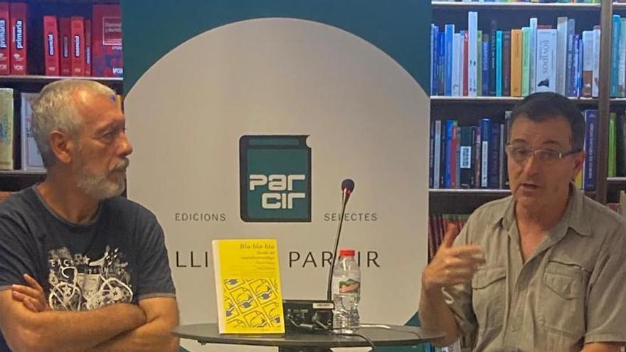 Miguel Pajares i Alfred Simó durant la presentació la llibreria Parcir