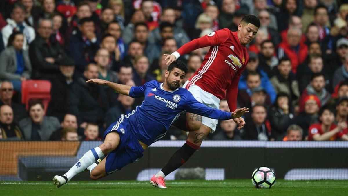 Marcos Rojo supera a Diego Costa en el último United-Chelsea