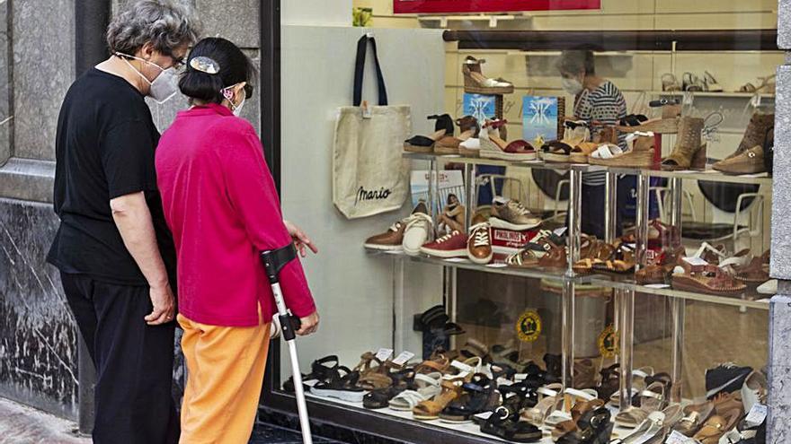 Un cartel de rebajas, ayer, en un comercio de Oviedo. | Nazaret Quintas