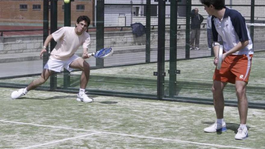 Fernando y Javier Angoso, vencedores del torneo, durante la final disputada en la Ciudad Deportiva.