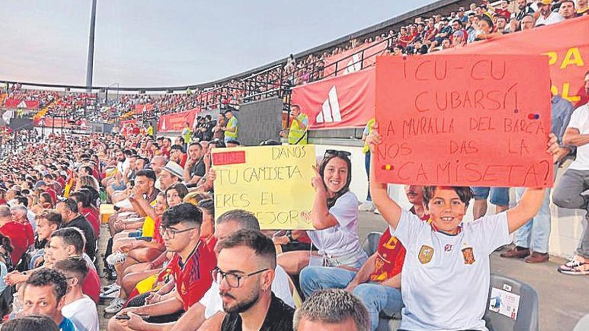 Niños con pancartas en el interior del estadio.