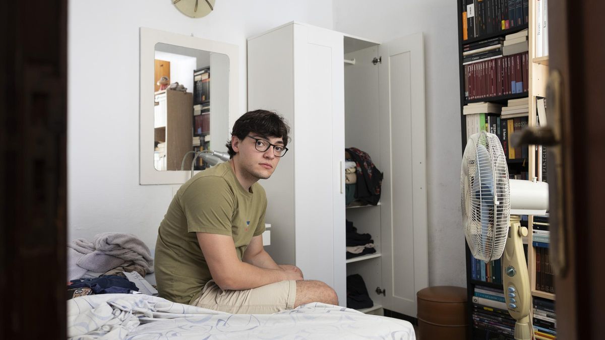 Tomás Costela posa en la casa en la que vive actualmente.