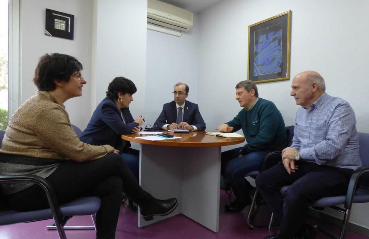 Begoña de Poo, técnica adjunta de la gerencia del Sespa; Concepción Saavedra; los alcaldes de Cangas del Narcea y Tineo, José Víctor Rodríguez y José Ramón Feito; y el gerente del área sanitaria II, Carlos Pintado.