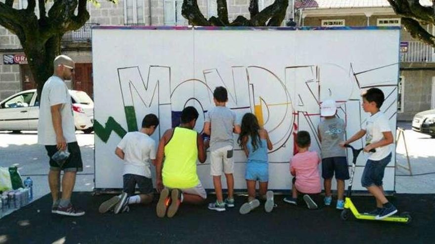 Participantes en el taller de graffiti de Mondariz. // D.P.