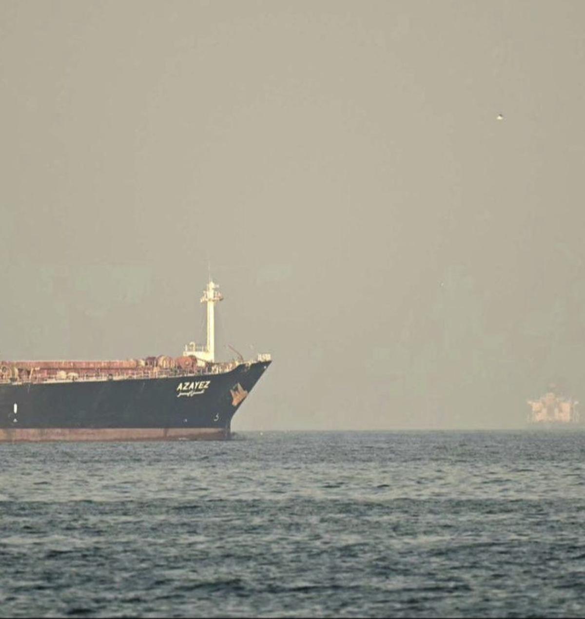 Un barco turc passa per l’estret d’Ormuz després d’obtenir el permís de les autoritats de l’Iran, el 13 de març. | TASNIM NEWS / EFE