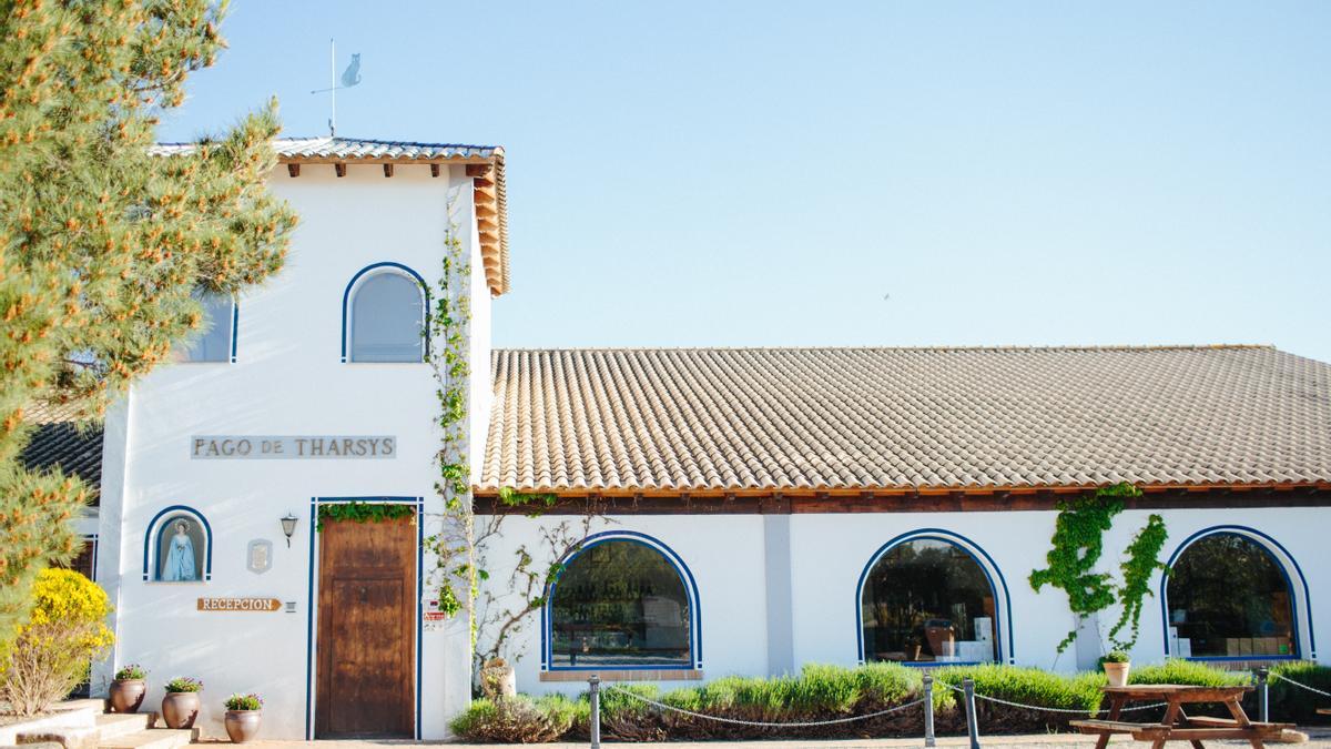 Fachada de la bodega Pago de Tharsys en Requena.