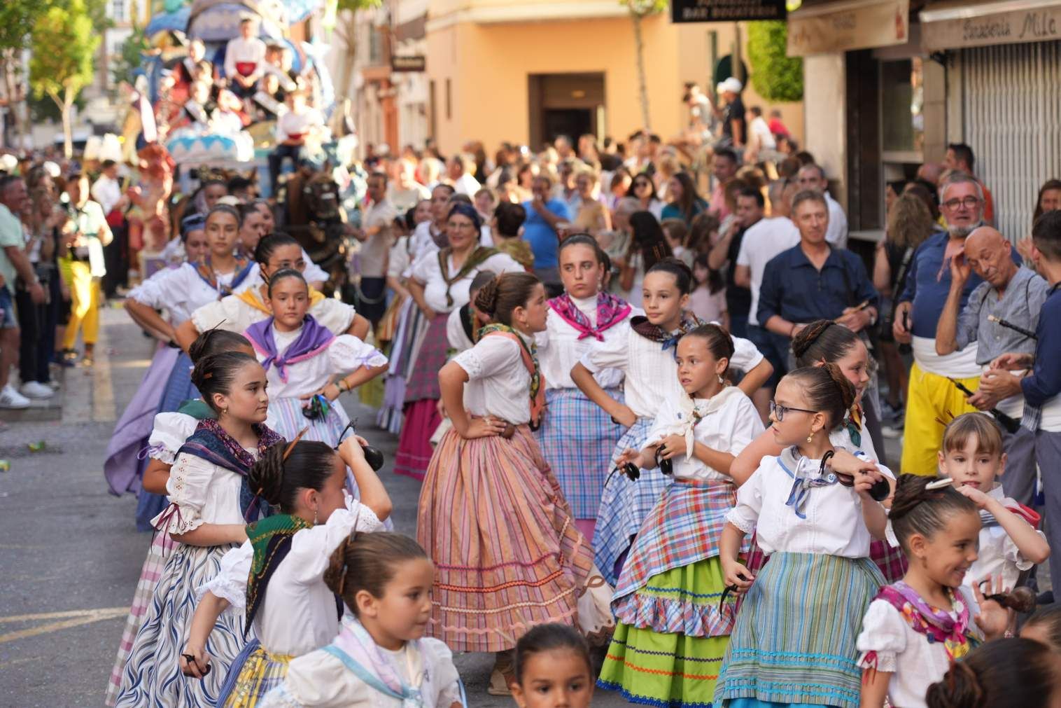 El Grau da inicio a las fiestas de Sant Pere con pólvora, bous y música