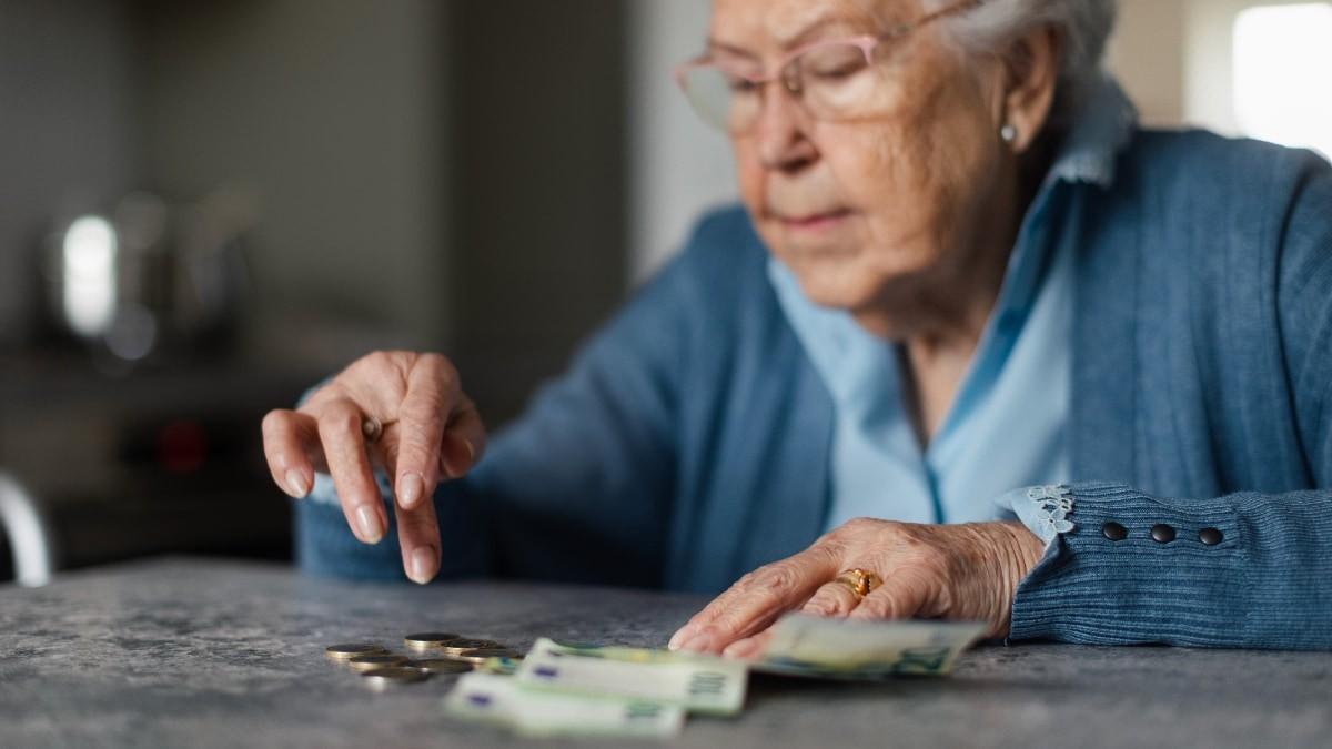 pensionista contando dinero