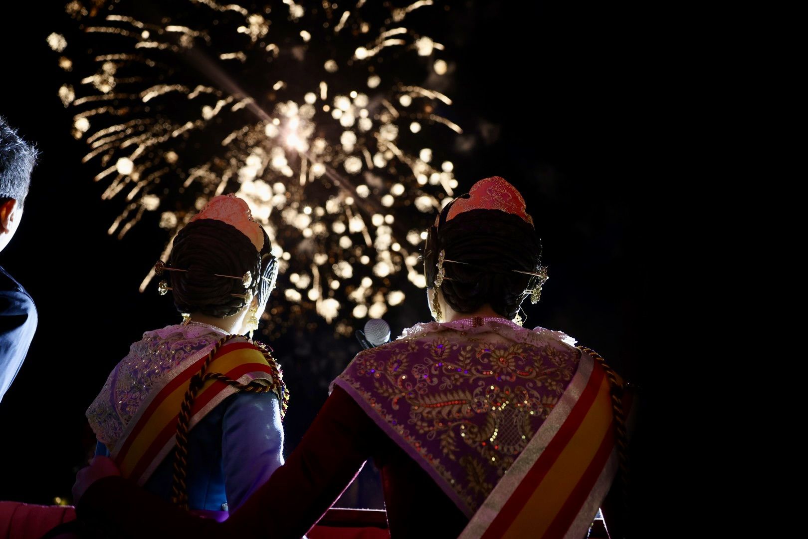 Así se vive la Crida al lado de las falleras mayores