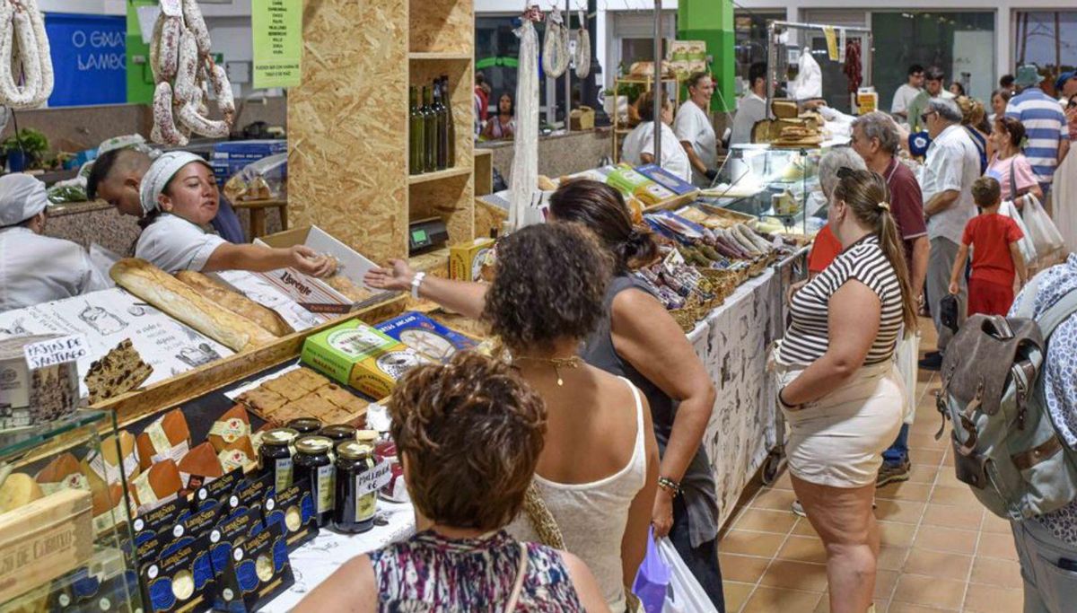 En el mercado de abastos hay gran variedad de puestos. | Paco Luna