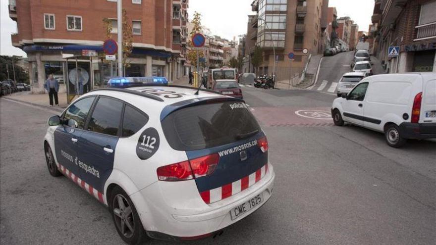 Unos ladrones matan a golpes a la mujer que les sorprendió robando en su casa en Calella