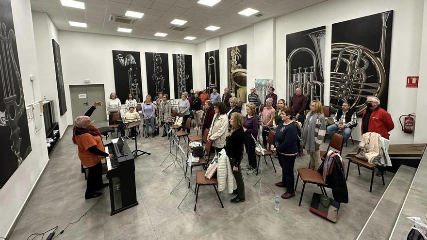 Un concierto benéfico reúne en la Pobla a cien voces de cuatro coros y la banda local