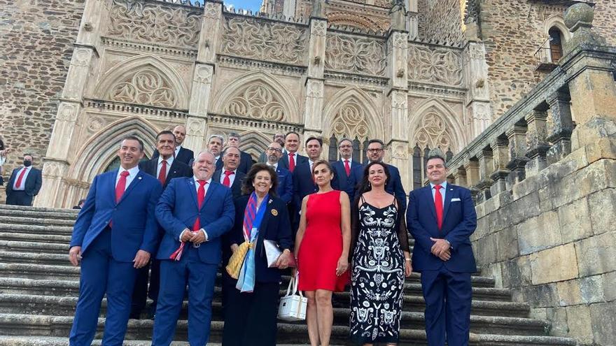 Los integrates del club posan en las escaleras del Real Monasterio.