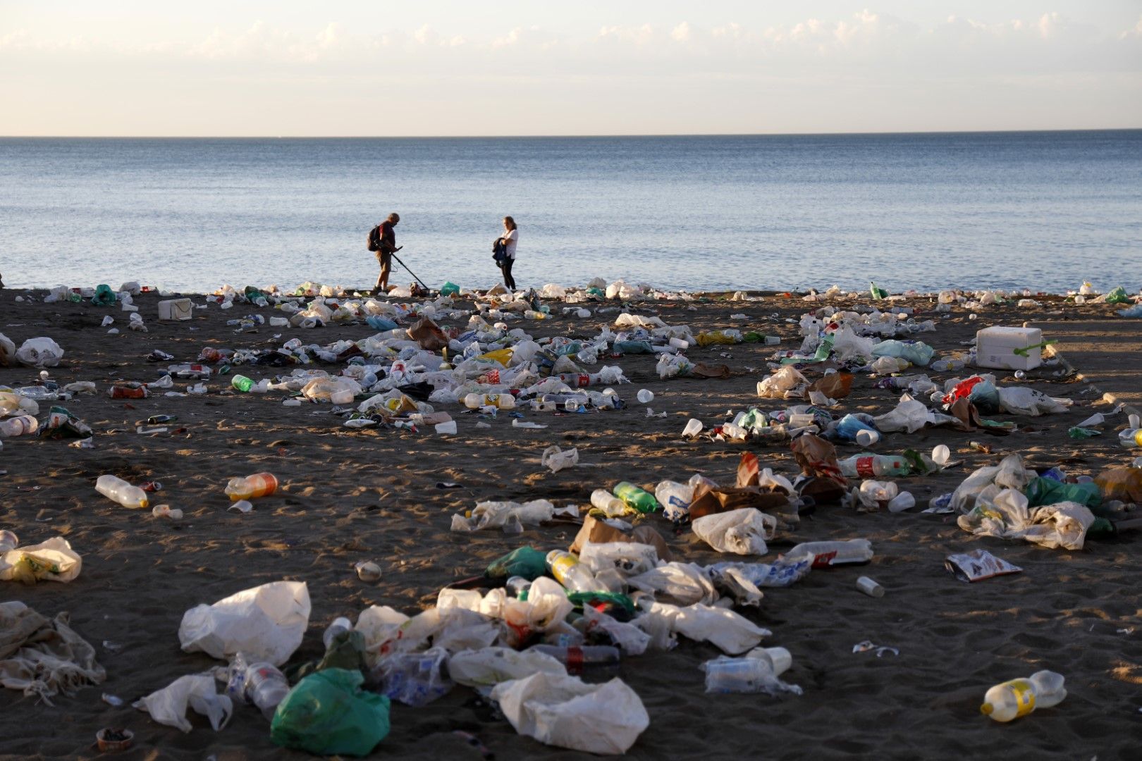 Limpieza en las playas de Málaga tras la noche de San Juan