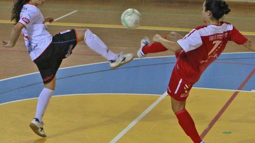 Sara Moreno y Jenny pugnan por un balón. // Jesús Regal